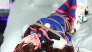D.Va-cosplayer worstelt tegen haar bondage.