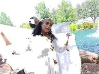 Large ASS ETHIOPIAN FLOOZY LIKES GETTING HER HOLES FILLED!