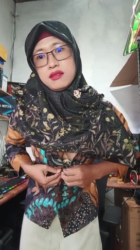 Big Boobs Hijab TS Masturbates Till She Cums