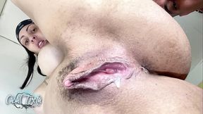 Macho safado metendo na gostosa greluda em e deixando a porra escorrer de dentro