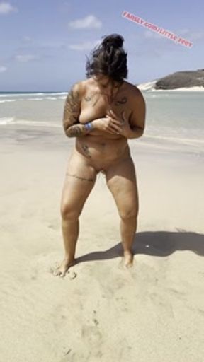 💦Pissing On The Beach🫢 Im VERY NAUGHTY🥵