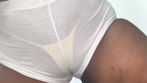 madrastra me atrapa masturbandome y ayuda a sacarme toda la leche