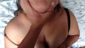 hace una paja rusa con mi polla entre sus tetas morenas!!,masturba mi polla con sus tetas,hacemos un rico video hasta sacarme el cum