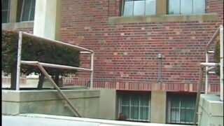 Joel Lawrence et Rick Masters prennent Sabrina Jayde à deux, le cul serré, et finissent par lui remplir la bouche de sperme brûlant.