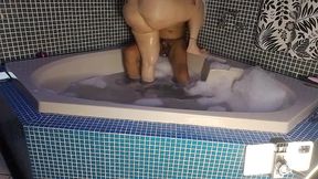 epois de se exibir um pouco caiu de boca na piroca com garganta profunda deixando bem babado pra foder no pelo. a foda comecou degustando um pouco da bucetinha carnuda da loirinha, mas ela rapidamente
