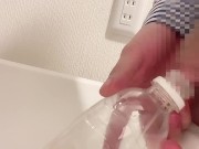 【ペットボトルおしっこ】横からおしっこで沢山ペットボトルに出すイケメン社会人