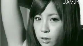 Manoseando y acariciando los pechos firmes de una chica amateur linda