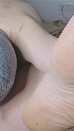 New German BBW xMaskedMomWifex Gives Footjob And Gets Licked And Fingered For It   Clip 3