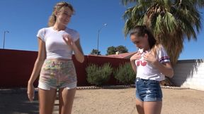 Drie meisjes strippen voor een verloren volleyball wedstrijd.