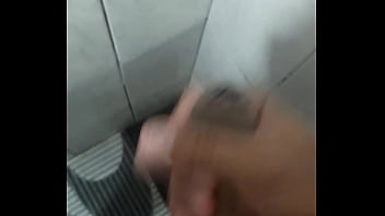 Batendo uma no banheiro