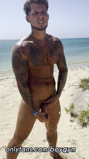 PISS in a PUBLIC BEACH💦