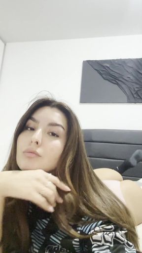 OnlyFans cute teen exposes her body