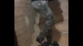 Me recibe con pantaloncitos apretados y me la termina chupando