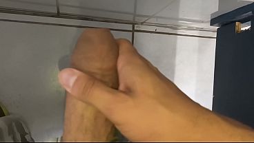 Punheta bem gostosa do corno no banheiro