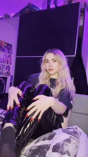 10 minutes of exactly what you crave. Feet, tight vinyl, the sound of PVC, and the sound of your place beneath me 🖤🦶🏻