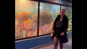 Petite exhib dans le centre commercial