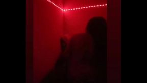 Lala Milano dans la chambre rouge et qui laisse sa porte bien ouverte