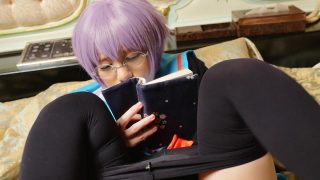 Yuki uit The Disappearance of Nagato Yuki-chan cosplayer die zichzelf aanraakt over haar slipje