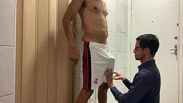 O tesão foi tanto que rasguei a calça do puto e ele teve que ir embora de cuequinha