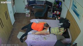casal finge ser flagrado por camera e mete forte no sofa da sala