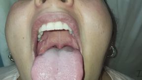 Mostrando mi garganta y mi uvula de cerca.