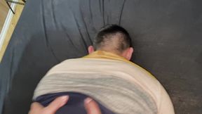 lutador de jiujtsu comeu o safado ainda com roupa e gozou dentro