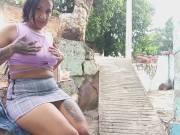 Par de morenas culonas masturbandose en la calle