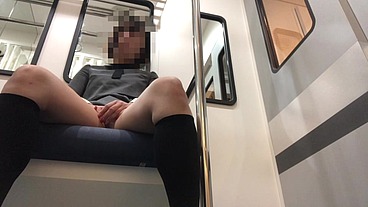電車の中で痴◯されたい女子◯生。思春期で男性のちんちんを見てみたい年頃。