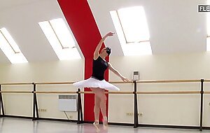 Manya Baletkina shows incredible flexibility
