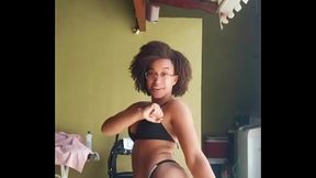 Neguinha bem gostosa com seu corpo lindo.