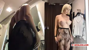Grote tieten blond MILF probeert doorzichtige kleren in de kleedkamer