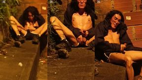 me la chupo y me corro en publico