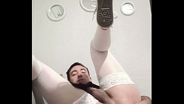 me encanta meterme mi dulce a palito por mi culo para despues chuparlo enterito