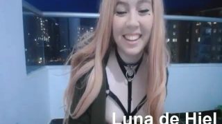 Sexy Bunny Luna de Hiel cosplay na cam com sua buceta cheia de brinquedos sexuais