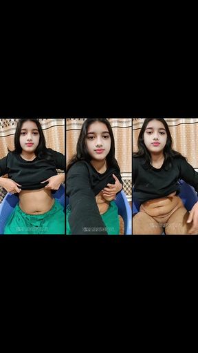 Desi village girl Sex chat on video call sowing boobs and nudes slfies for her bf xxx viral video