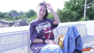 Une meuf tatouée suce une bite puis se fait enculer à fond.