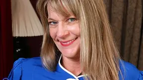 Seductive Mature Mom Betsy Feeds Her Hot Cunt With Skill