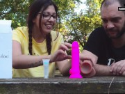 PandaVlog :dietro le quinte,Giovane youtuber italiana con le tettone recensisce un dildo al parco