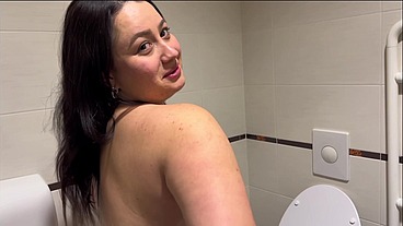 grabada por primera vez en el baño publico