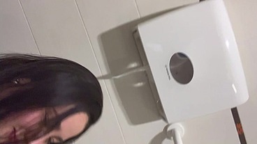grabada por primera vez en el baño publico