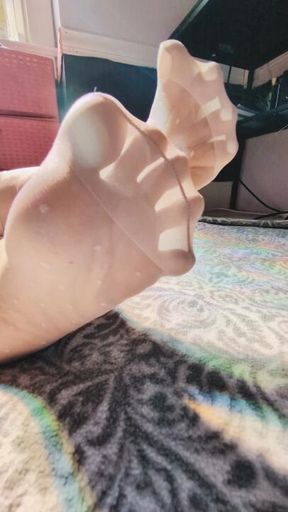 Ebony Giantess goddess in nylons 🧦