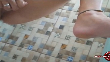 Greluda Famosinha das redes sociais fazendo muita putaria no banheiro!