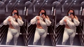 oups un sein qui sors dans l’ascenseur