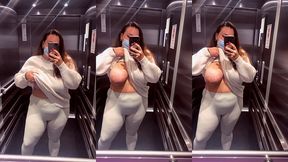 oups un sein qui sors dans l’ascenseur