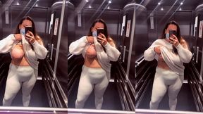 oups un sein qui sors dans l’ascenseur