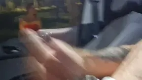 Masturba�ao arriscada para ruiva que estava no ponto de onibus.