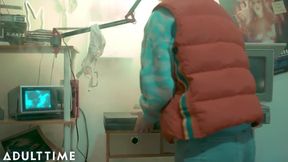 Nerdy GF gives steamy throuple scene