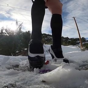 Giantess Crushes Cars in the Snow