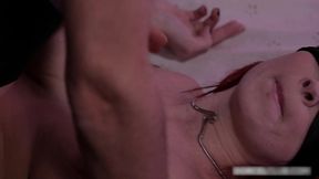 voici la video du dimanche, une belle scene de soumission les yeux bandes ...