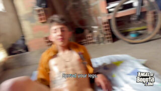 Adegan seks tanpa kondom di luar ruangan dari sudut pandang orang pertama: para amatir muda Spanyol dengan penis besar beraksi di depan umum